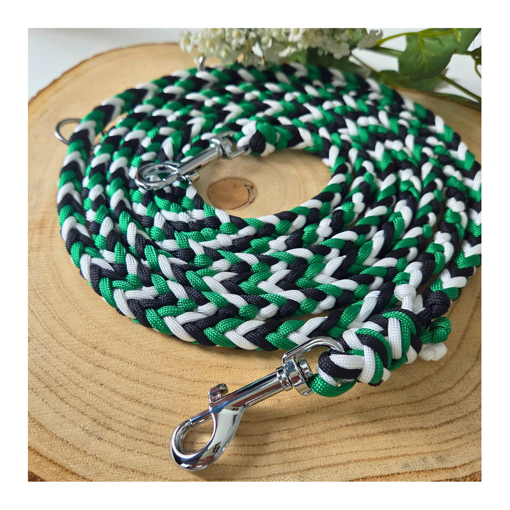 Hundeleine in grün, weiß und schwarz, geflochten aus Paracord, individuelle personalisierte Leine