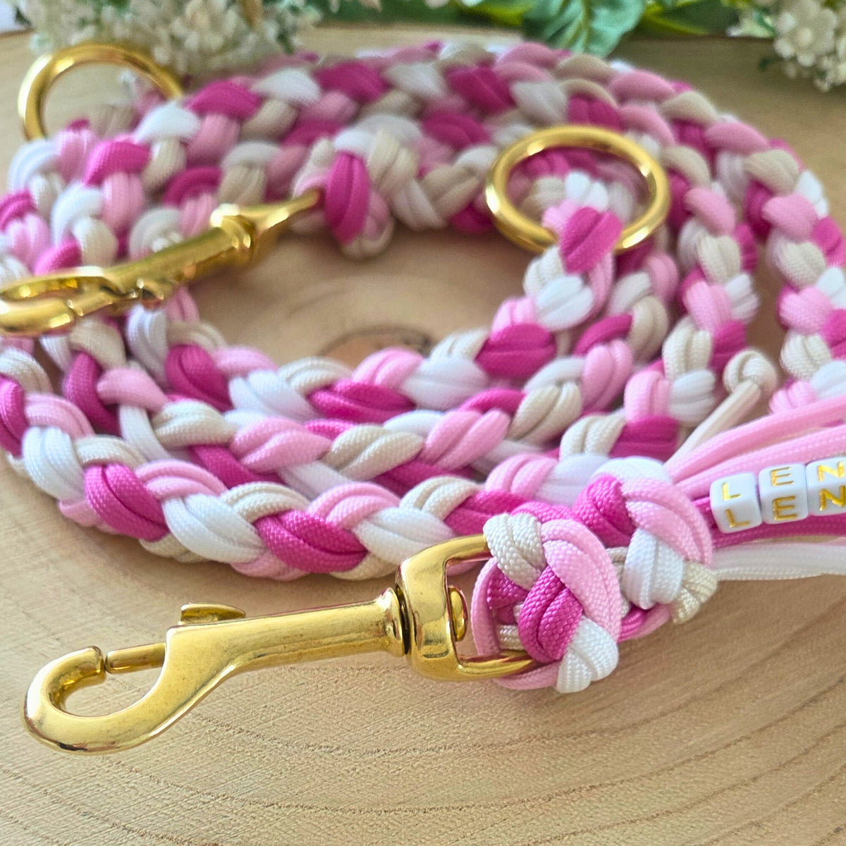 Hundeleine in rosa, pink, creme und weiß, geflochten aus Paracord