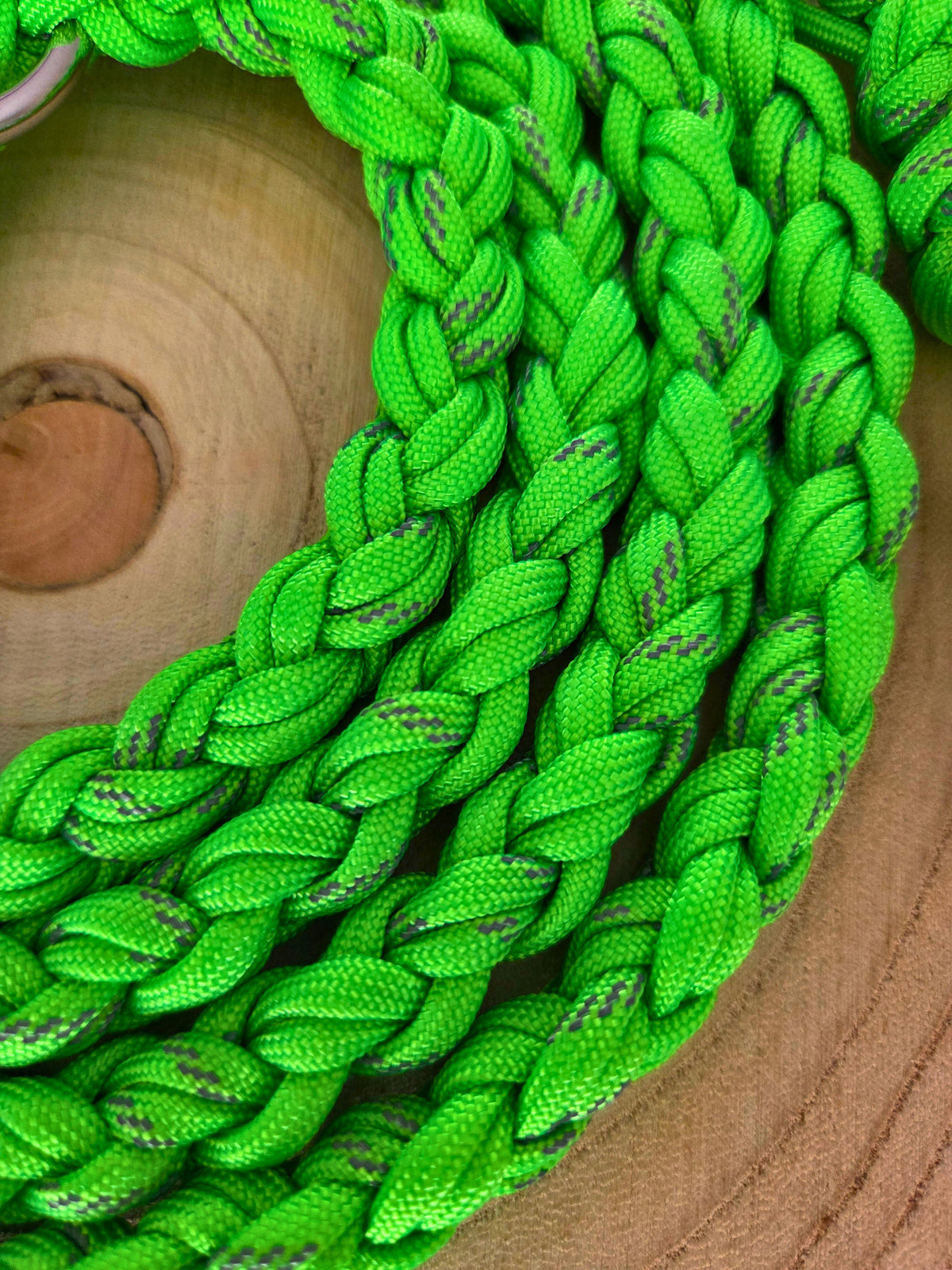 Hundeleine in neongrün, reflektierend, geflochten aus Paracord, Neonfarben