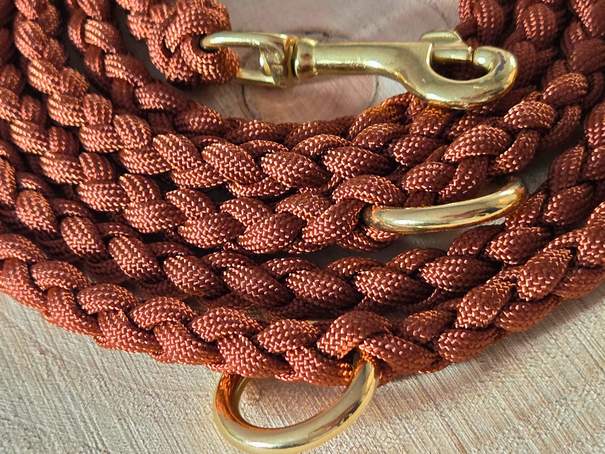 Hundeleine in braun, geflochten aus Paracord, leicht