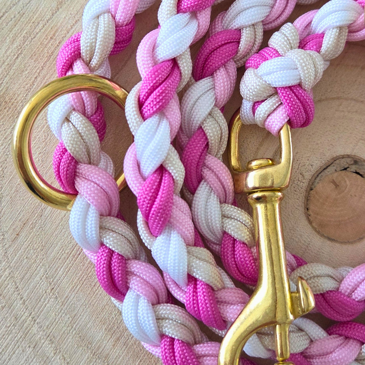 Hundeleine in rosa, pink, creme und weiß, geflochten aus Paracord