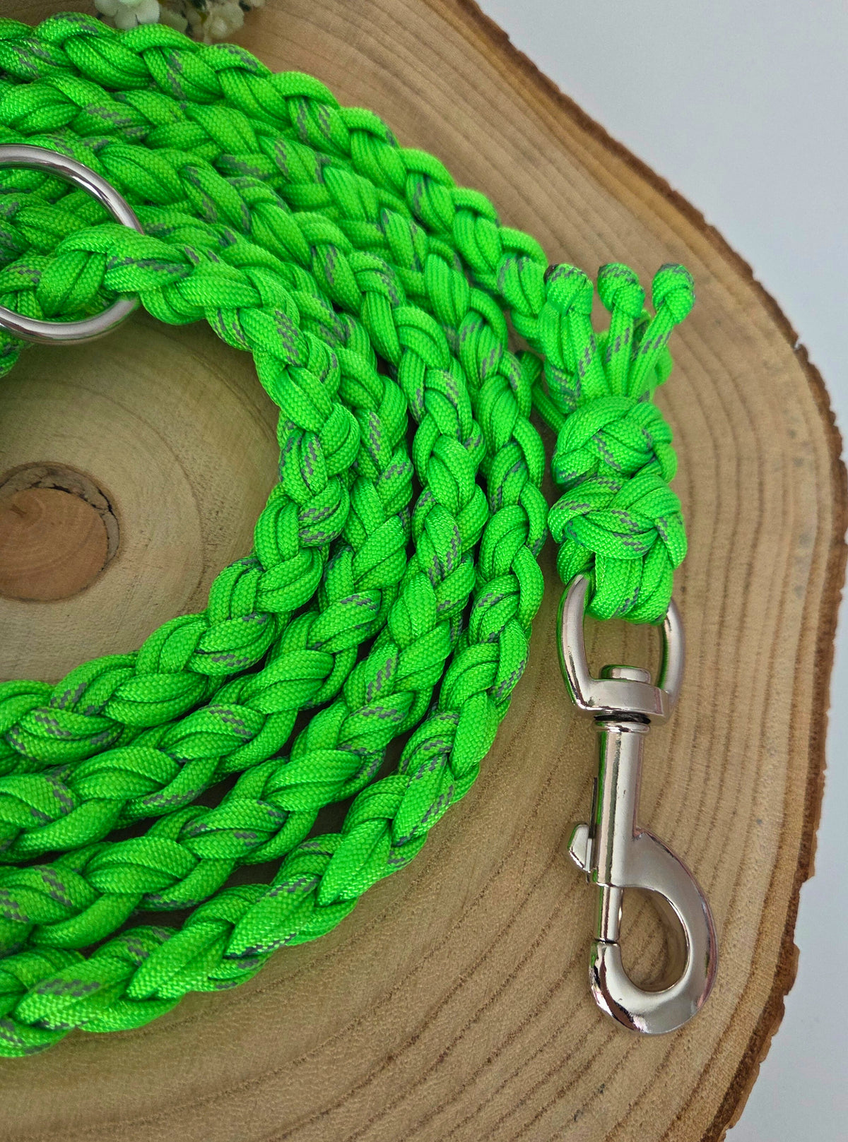 Hundeleine in neongrün, reflektierend, geflochten aus Paracord, Neonfarben