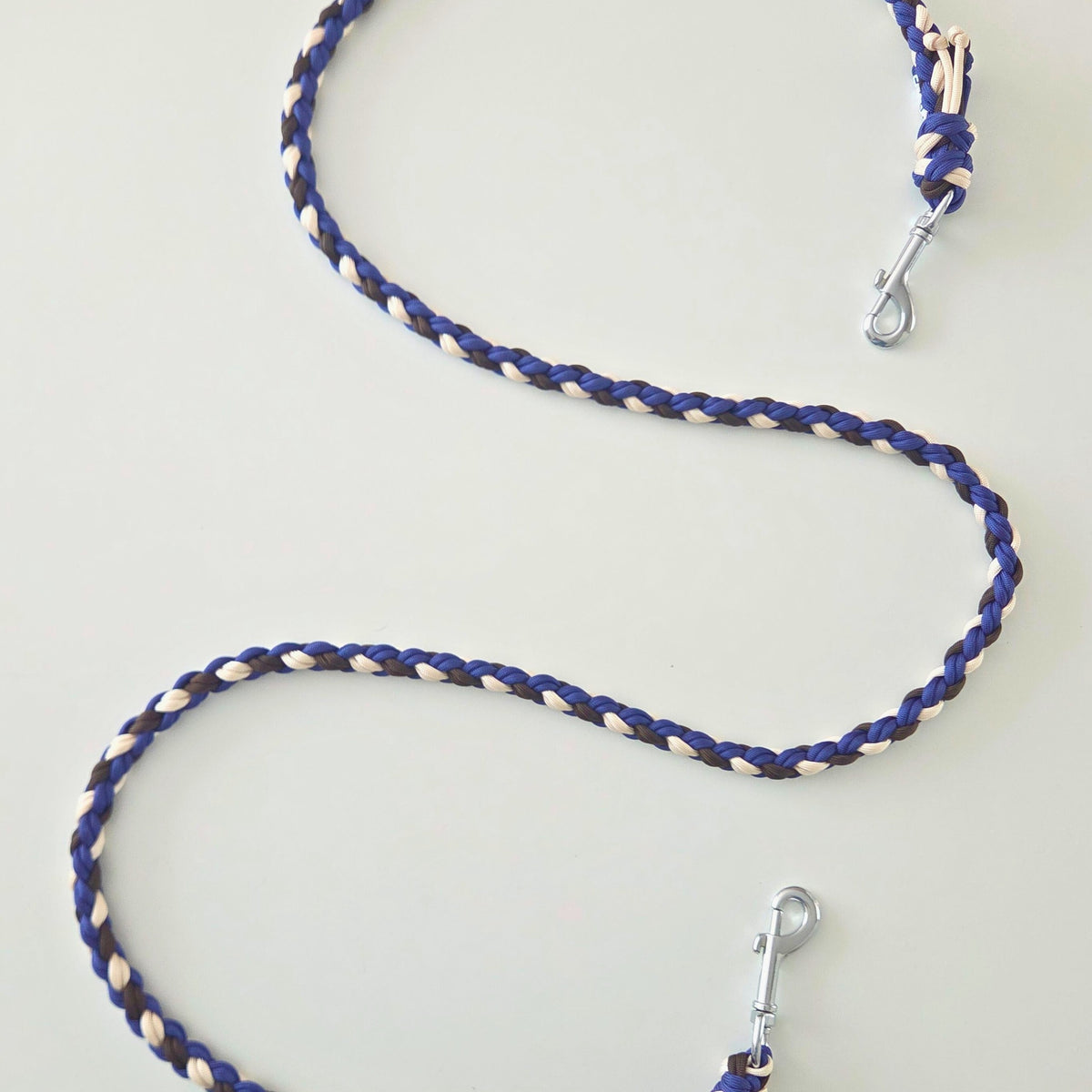 Hundeleine in blau, braun und creme, geflochten aus Paracord, Marineblau, Naviblau