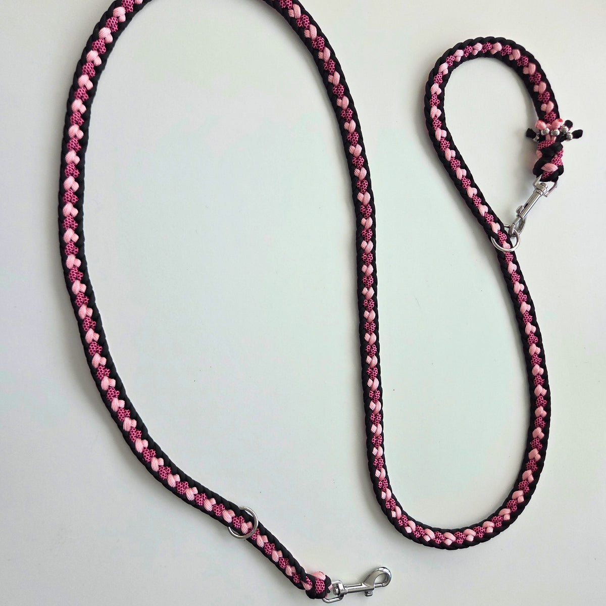 Hundeleine mit Herzen in rosa und schwarz, 2 cm breit, flach geflochten, Herzchenleine