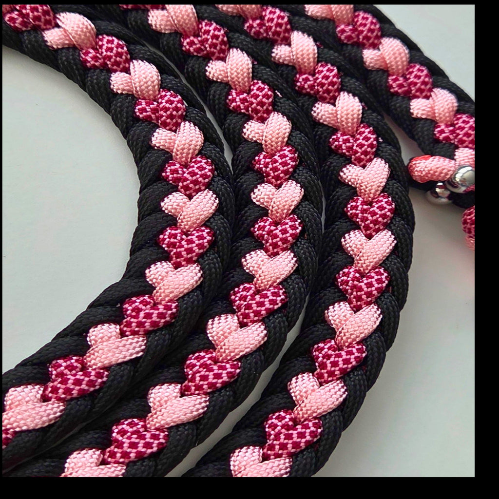Hundeleine mit Herzen in rosa und schwarz, 2 cm breit, flach geflochten, Herzchenleine