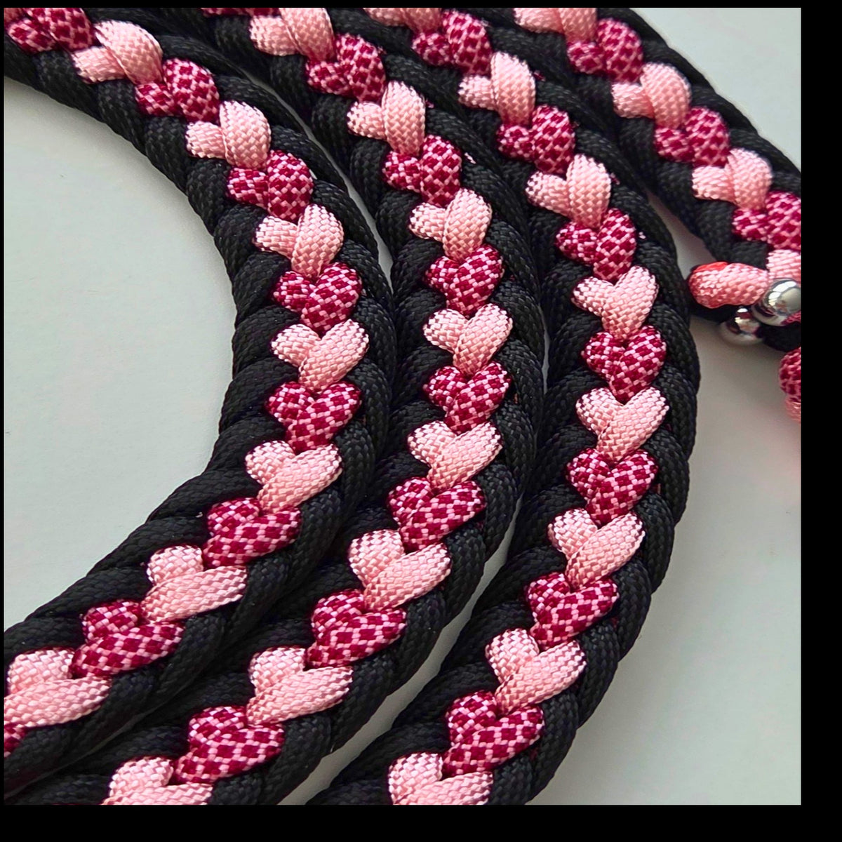 Hundeleine mit Herzen in rosa und schwarz, 2 cm breit, flach geflochten, Herzchenleine