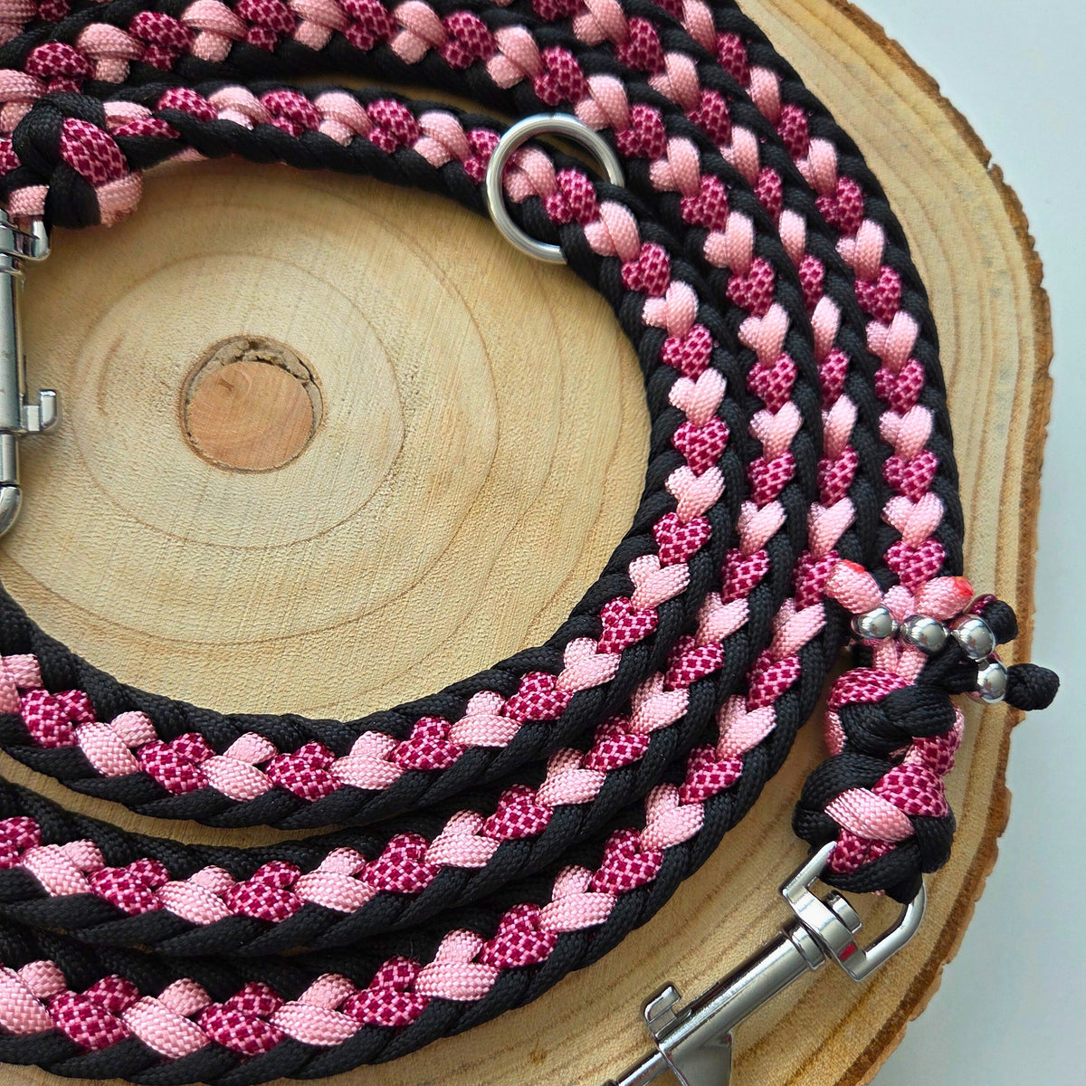 Hundeleine mit Herzen in rosa und schwarz, 2 cm breit, flach geflochten, Herzchenleine