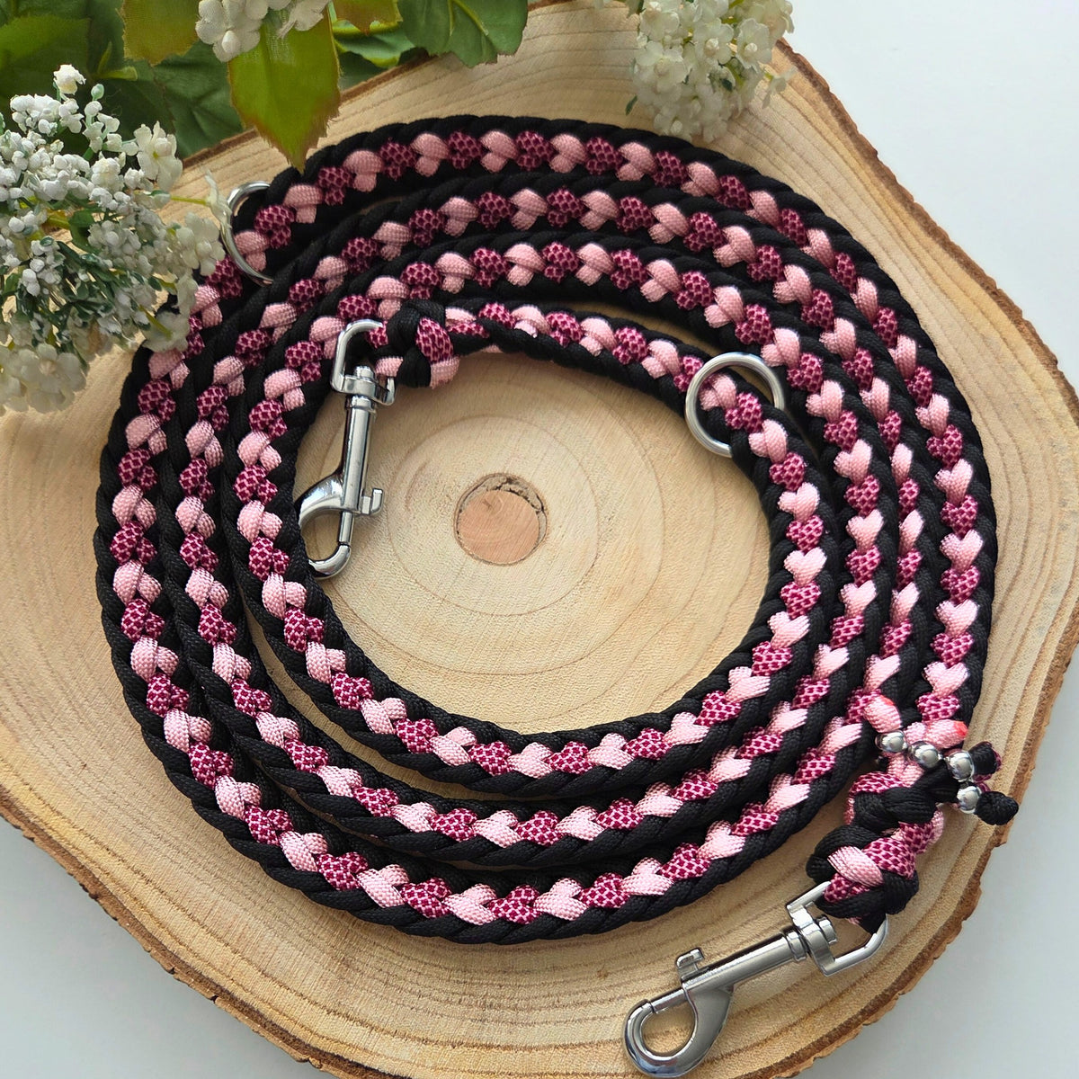 Hundeleine mit Herzen in rosa und schwarz, 2 cm breit, flach geflochten, Herzchenleine