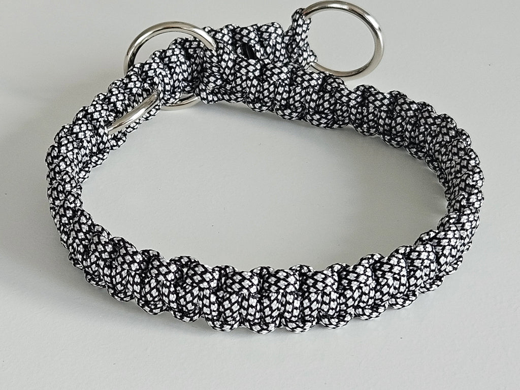 Zugstopphalsband aus Paracord, individuell gestaltbar inschwarz und weiß - Kaleino