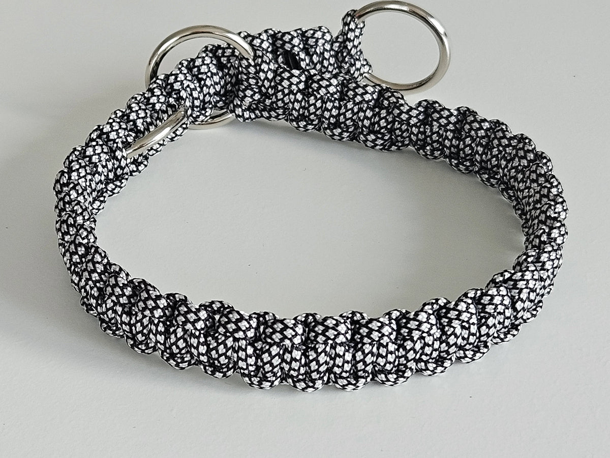 Zugstopphalsband aus Paracord, individuell gestaltbar inschwarz und weiß - Kaleino