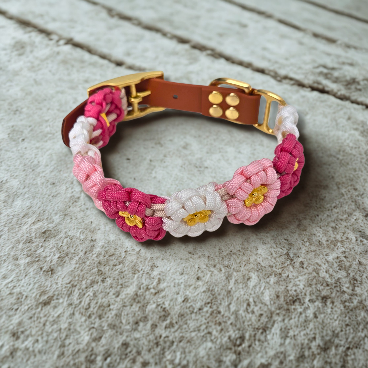Blumenhalsband für Hunde aus Paracord – individuell mit Biothane-Adapter